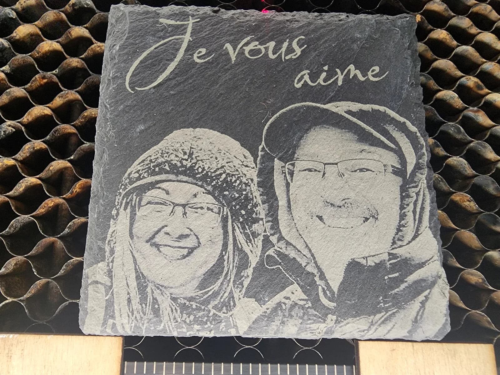 Portrait gravé sur ardoise