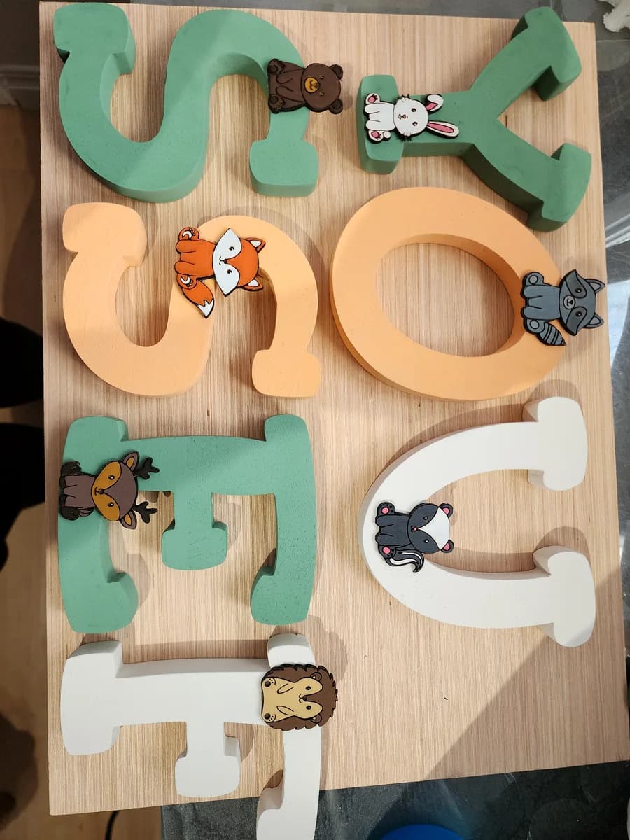 Décorations en bois peintes