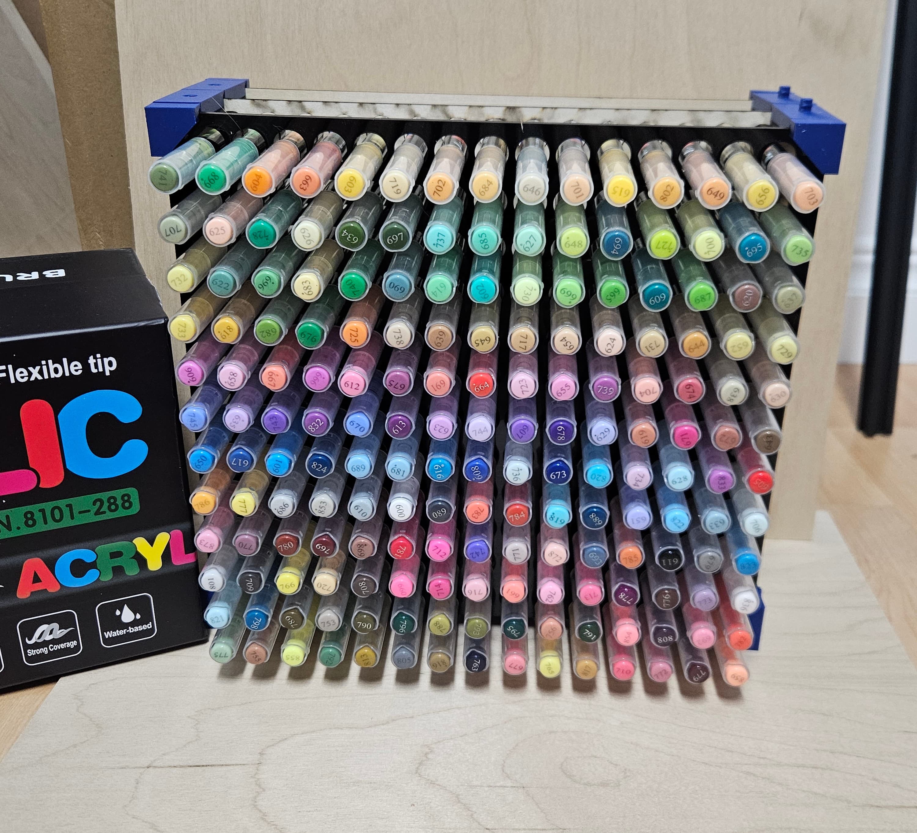 Boite de 180 crayons façade acrylique